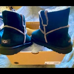 Ugg short boots/ Black